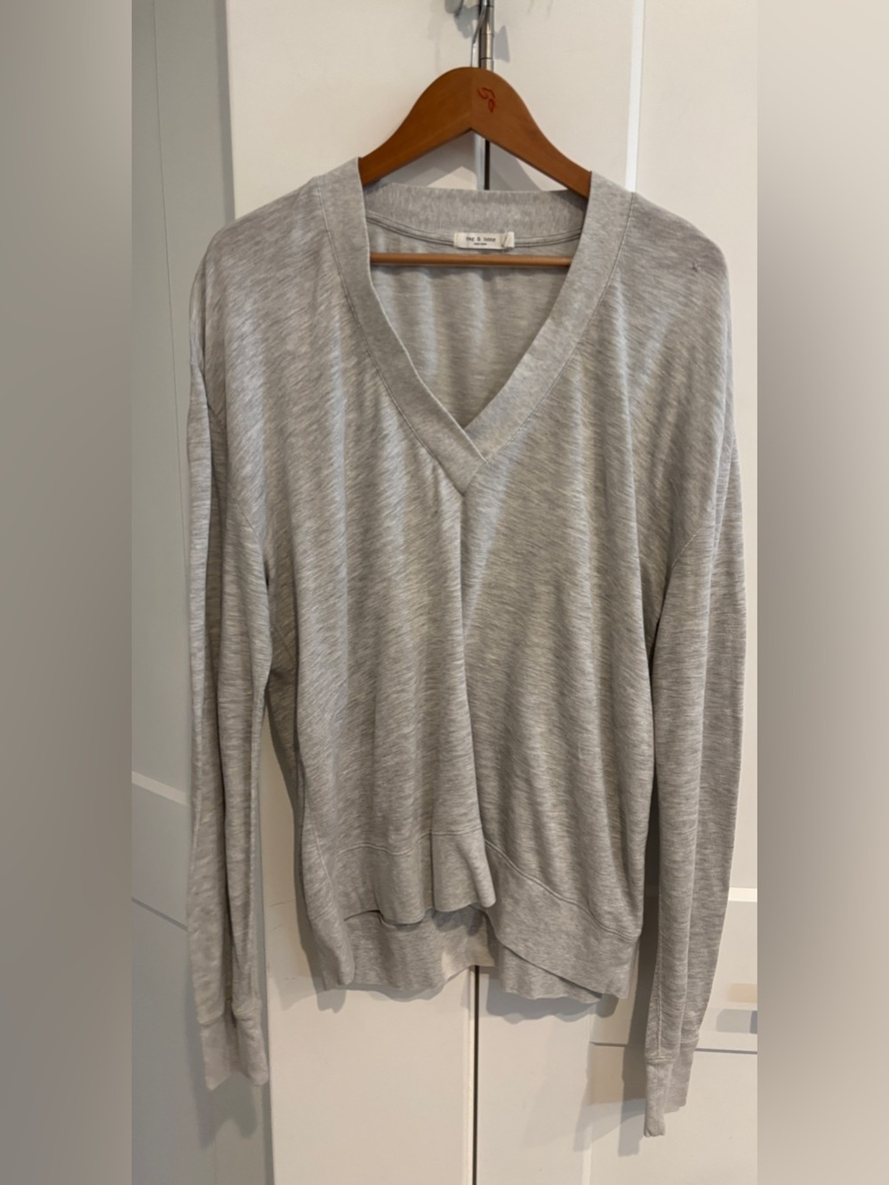 rag & bone Heather Gray V-Neck Lightweight Pullover. Size L
